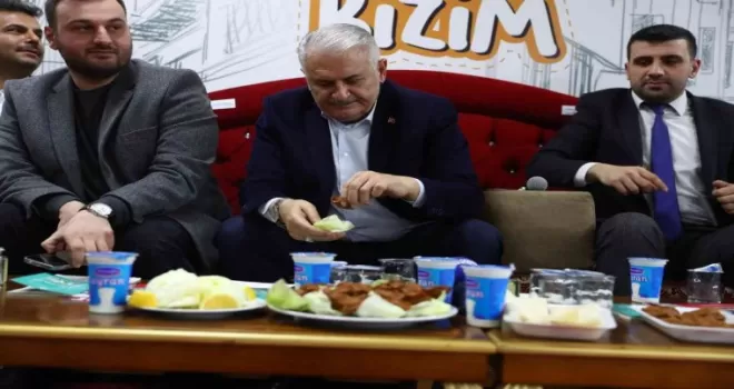 Binali Yıldırım Sıra Gecesi’nde gençlerle buluştu
