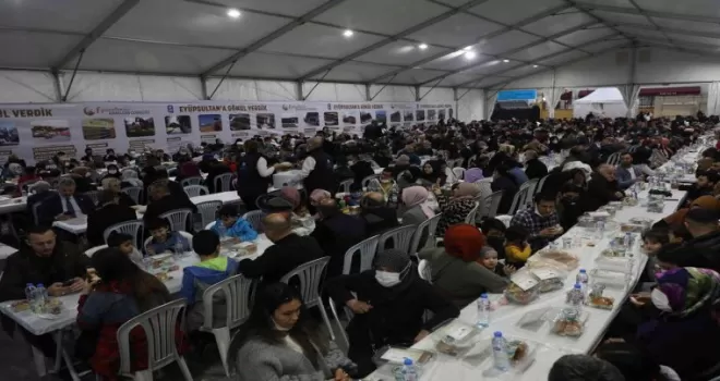 Binlerce vatandaş Eyüpsultan’da dev iftar sofrasında buluştu
