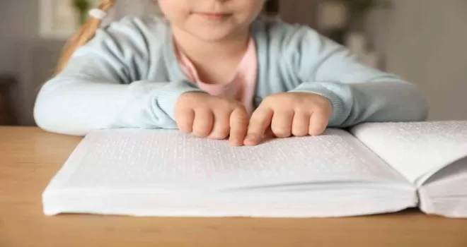 "Bir Gülüş Yeter" projesi kapsamında çocuklara oyuncak ve kitap dağıtıldı
