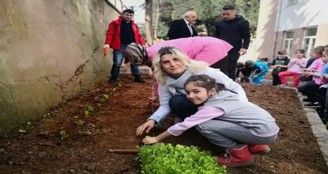 Bir okulun atıl alanı hobi bahçesi oldu
