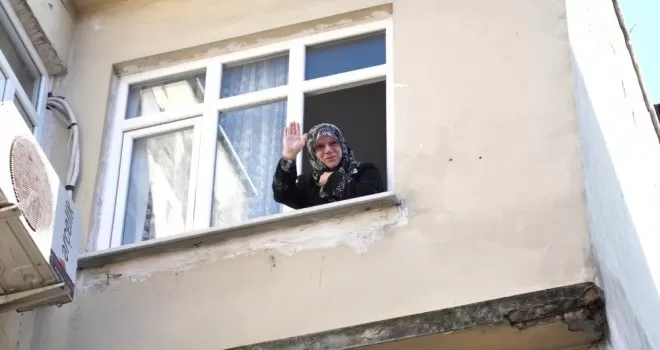“Biz Bize Yeteriz Türkiyem“ kampanyasına altınlarını bağışladı

