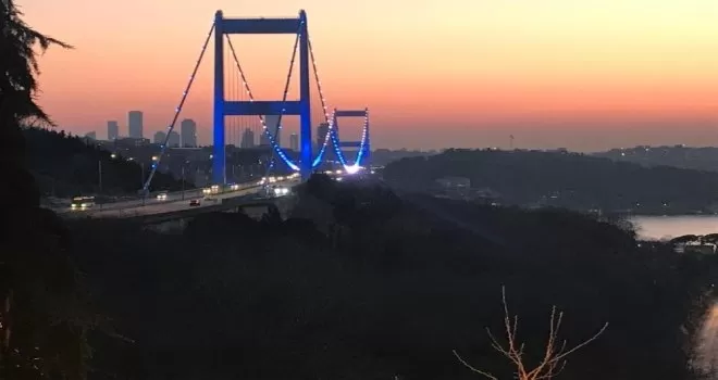Boğaz Köprüleri polisler için mavi-beyaz ışıkla aydınlatıldı
