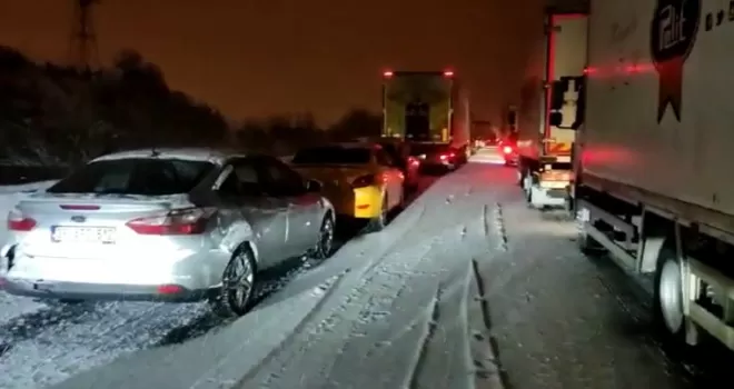 Bolu kara teslim oldu, araçlar yollarda kaldı
