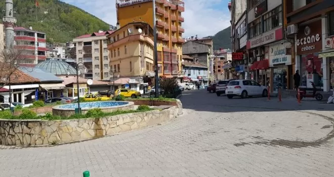 Borçka’da karantina sonrası sokaklar sessizliğe büründü
