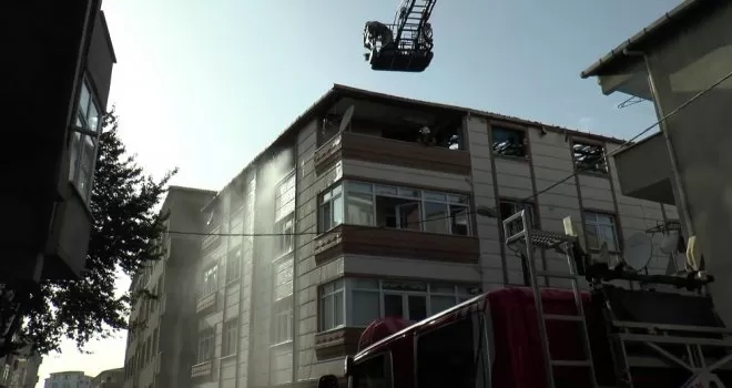 Boş arsada başlayan yangın, binanın çatısına kadar sıçradı
