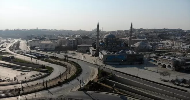 Boş kalan Eminönü Meydanı havadan görüntülendi

