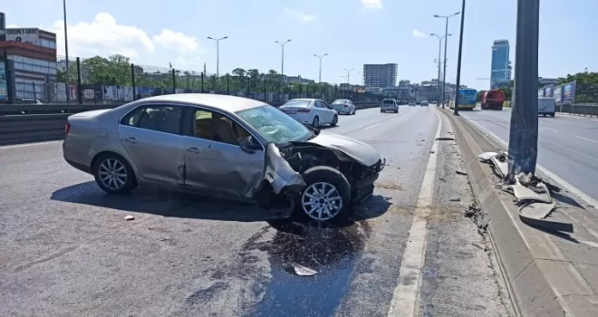 Boş yolda aydınlatma direğine çarptı
