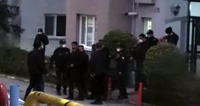 Boşanma aşamasındaki eşini ve çocuğunu rehin aldı
