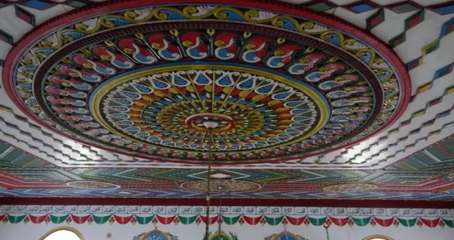 Bu cami ahşap süslemeleri ile dikkat çekiyor