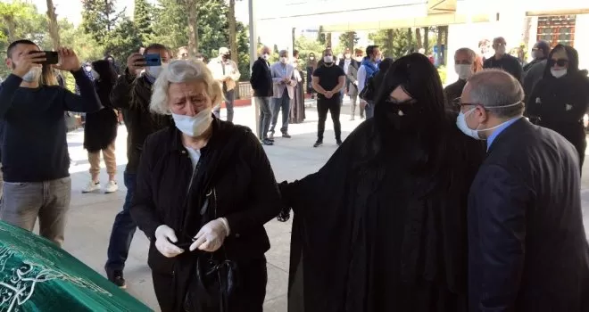 Bülent Ersoy’un annesine “sosyal mesafeli” son uğurlama
