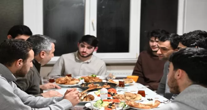 Bursa’da Başkan Yılmaz, sahuru gençlerle yaptı