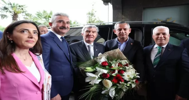 Bursa’da CHP lideri Özgür Özel’e coşkulu karşılama