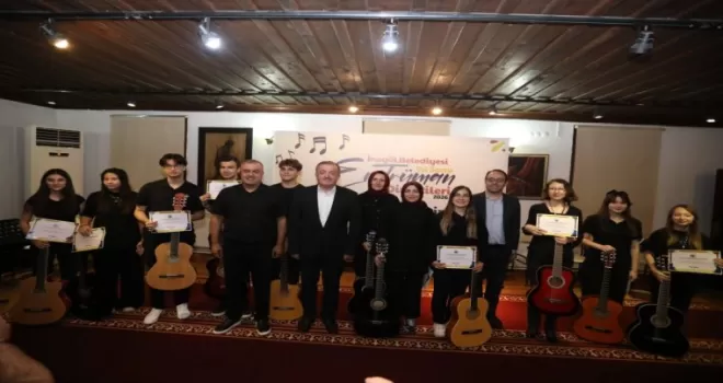 Bursa İnegöl’de gitar kursu kursiyerleri sertifikalarını aldı