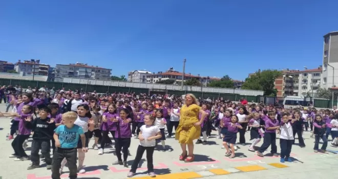 Bursa Mudanya’da öğrenciler öğretmenleriyle zumba yaptı