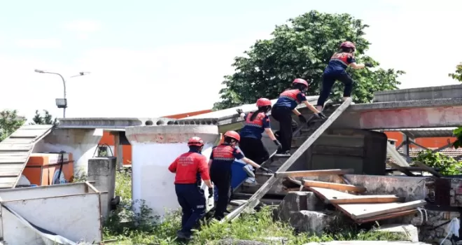 Bursa Osmangazi’de liselilerden nefes kesen tatbikat