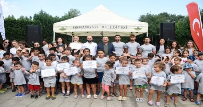 Bursa Osmangazi’de minikler yaz tatilinde yüzmeyi öğrendi
