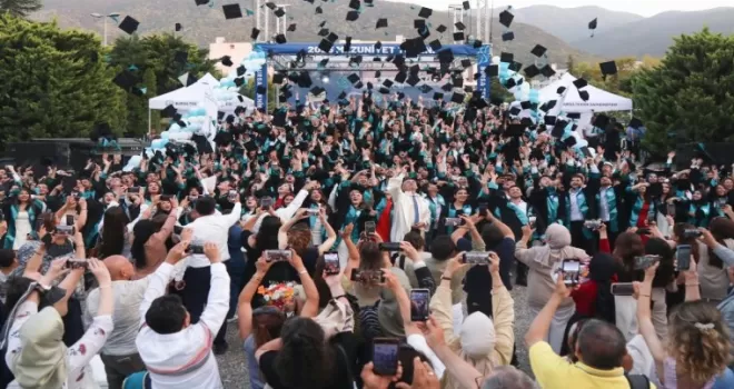 Bursa Teknik Üniversitesi 2025 yılı mezunlarını uğurladı