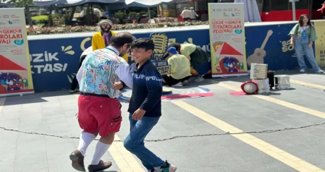 Bursa tiyatro ile gülümsüyor