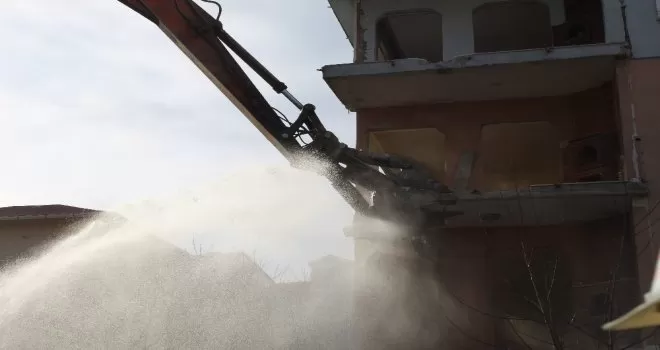 Büyükçekmece’de ağır hasarlı iki bina daha yıkıldı
