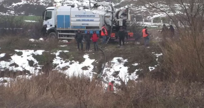 Büyükçekmece’de boş alandaki aramada vidanjör desteği
