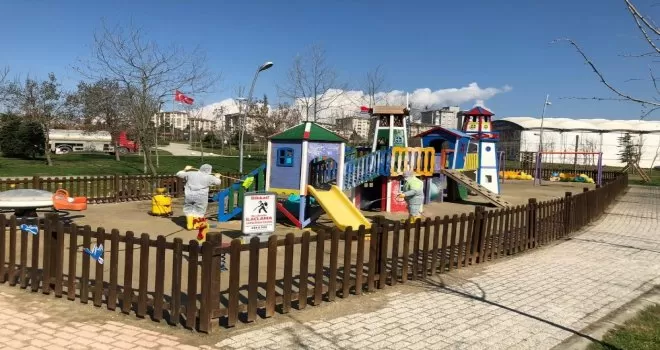 Büyükçekmece’de çocuk oyun parkları dezenfekte ediliyor
