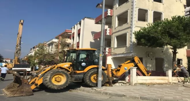 Büyükçekmece’de deprem riski taşıyan hasarlı binaların yıkımı sürüyor
