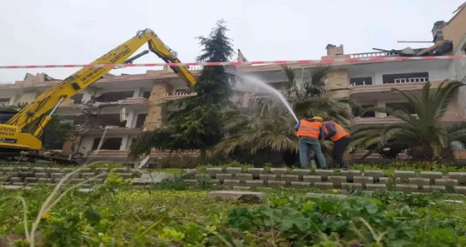 Büyükçekmece’de depreme dayanıklı olmayan binaların yıkımı sürüyor
