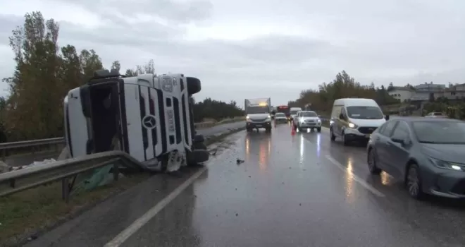 Büyükçekmece’de inşaat malzemesi taşıyan tır devrildi
