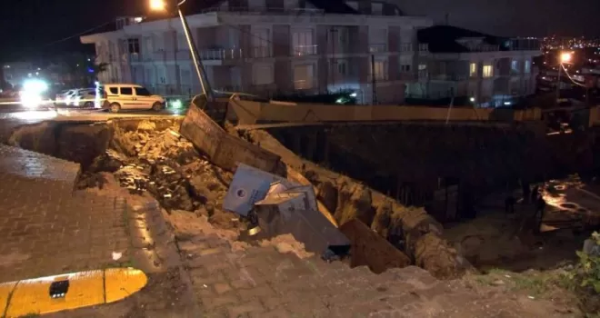 Büyükçekmece’de istinat duvarı çöktü
