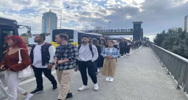 Büyükçekmece’de öğrencilerin otobüs sırası metrelerce uzadı
