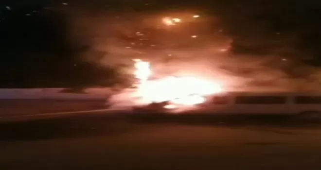 Büyükçekmece’de park halindeki minibüs ateş topuna döndü
