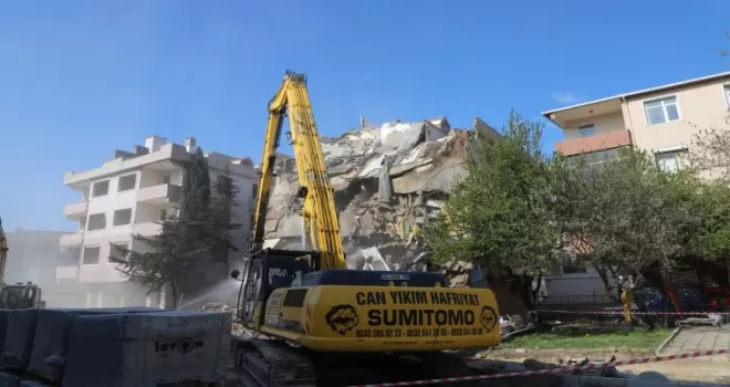 Büyükçekmece’de risk taşıyan 2 bina yıkıldı
