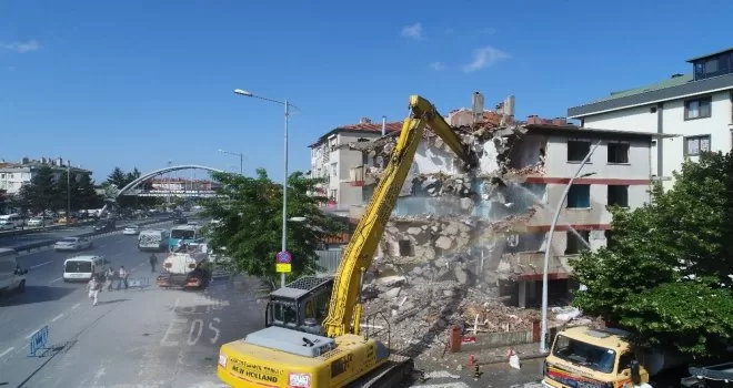 Büyükçekmece’de riskli bina belediye ekiplerince yıkıldı

