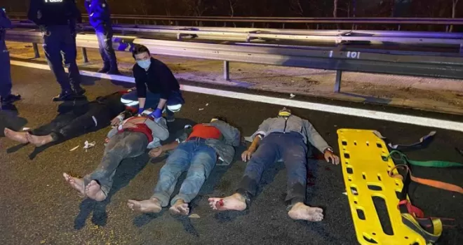 Büyükçekmece’de ticari taksi yakıt tankerine çarptı: 2’si ağır 10 yaralı
