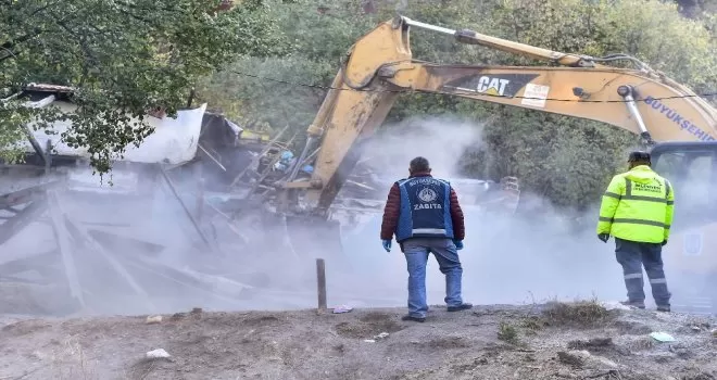 Büyükşehir Şirindere’de metruk yapıları temizliyor

