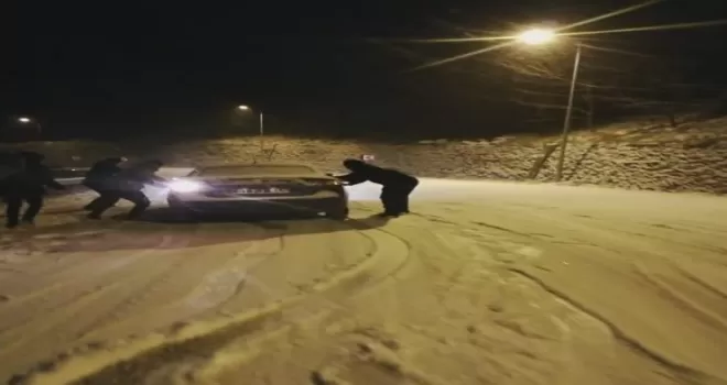 Buz pistine dönen karlı yolda sürücüler zor anlar yaşadı
