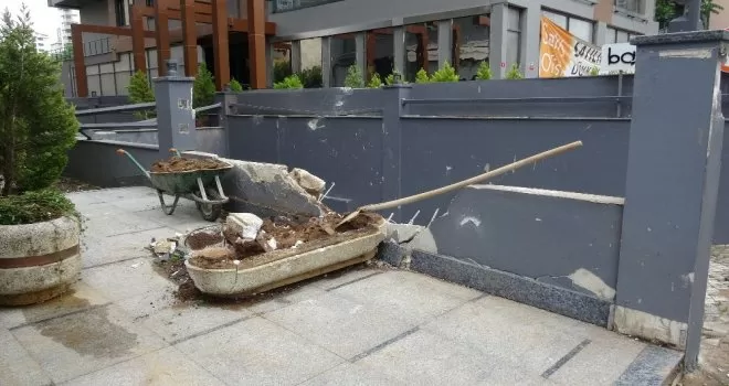 Caddebostan’da garaj boşluğuna düşen otomobil kamerada
