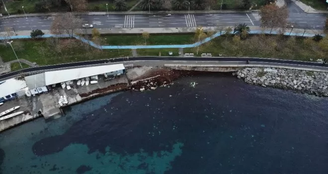 Caddebostan’da ilginç görüntü: Sahil kızıla boyandı

