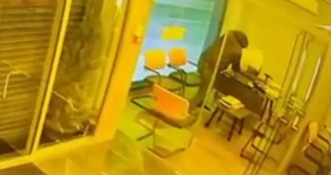 Camı tekmeleyerek kırıp bilgisayar çalan hırsız kamerada
