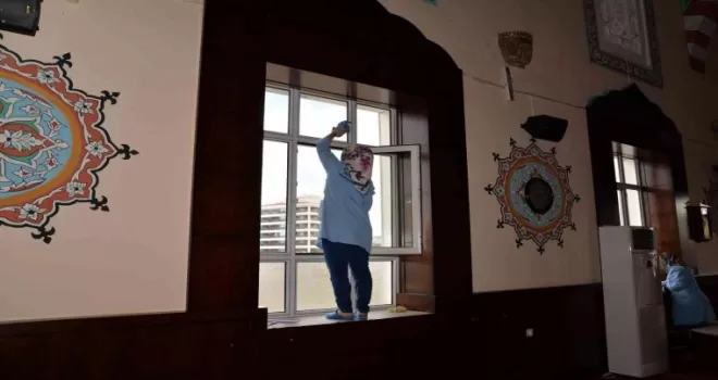 Camiler cuma namazı için pırıl pırıl
