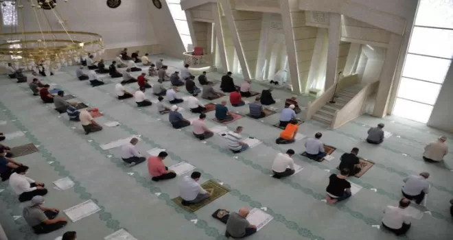 Camiler teravih namazı için pırıl pırıl
