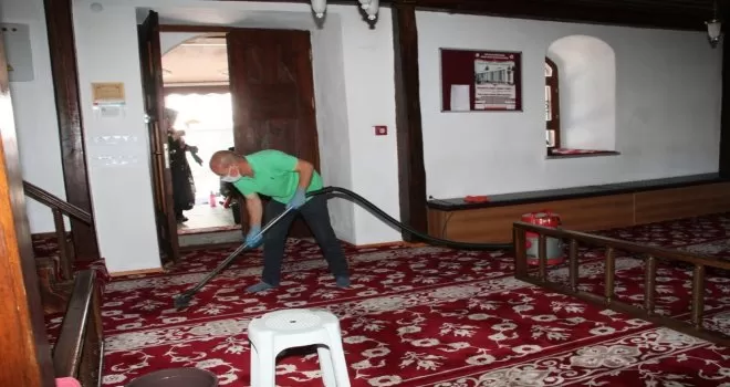 Camilerde bayram temizliği

