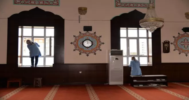 Camilerde temizlik devam ediyor

