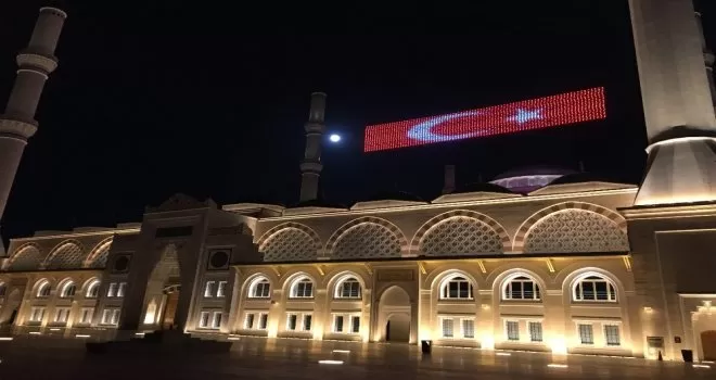 Çamlıca Camii’nde “Evde Kal Türkiyem” mahyası
