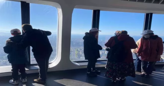 Çamlıca Kulesi’nden görmeden İstanbul’u dinledi
