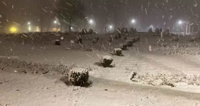 Çamlıca Tepesi’ne lapa lapa kar yağdı
