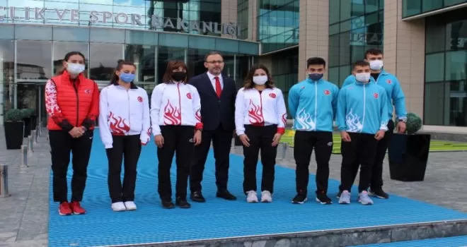 Çanakkale Zaferi’nin 106. yıldönümünde, Bakan Kasapoğlu’na anlamlı hediye
