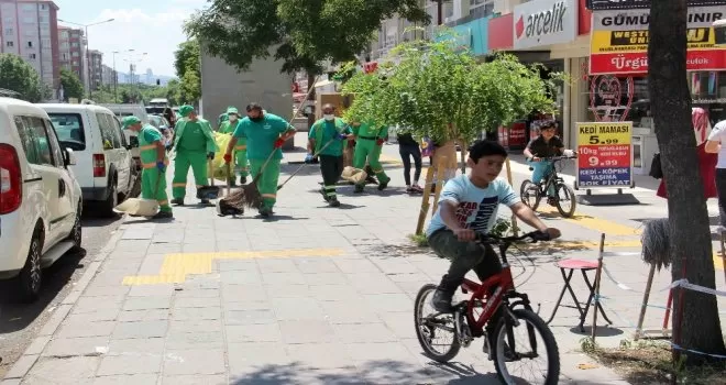 Çankaya’da köşe bucak temizlik sürüyor
