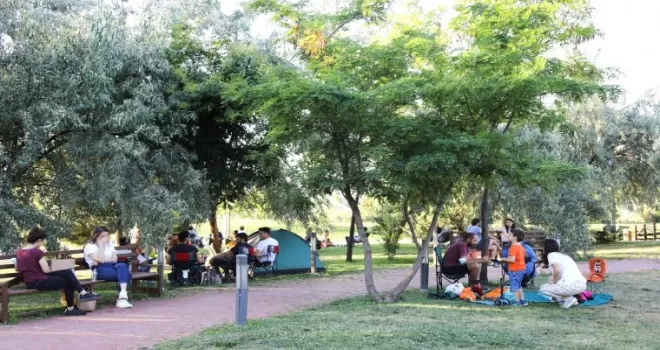 Çankayalılar yaz sıcaklarında kendini parklara attı

