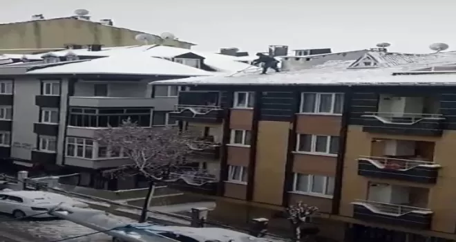 Çatıda tehlikeli kar temizleme anı kamerada
